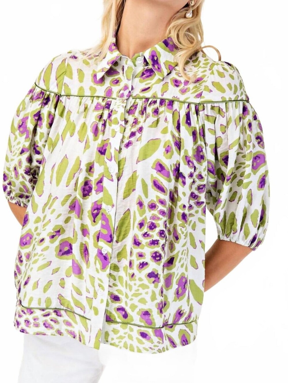 GIGIO size Small Elbow Sleeve Button Front Colorful Animal Print Top Green